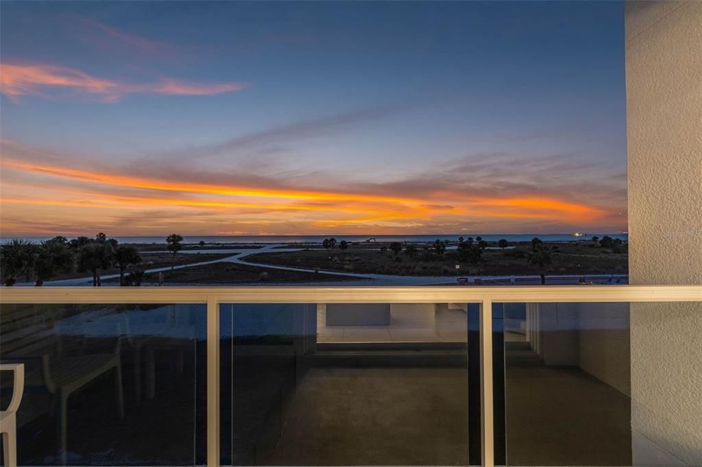 На продажу: $1,049,000 (2 спален, 2 ванн, 905 Квадратных фут)