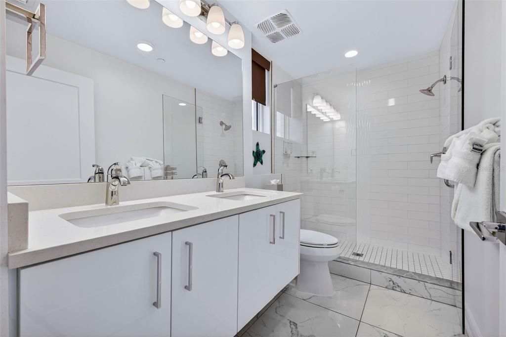 На продажу: $1,049,000 (2 спален, 2 ванн, 905 Квадратных фут)