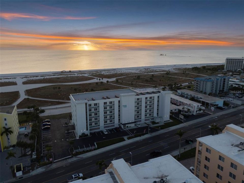 На продажу: $1,049,000 (2 спален, 2 ванн, 905 Квадратных фут)