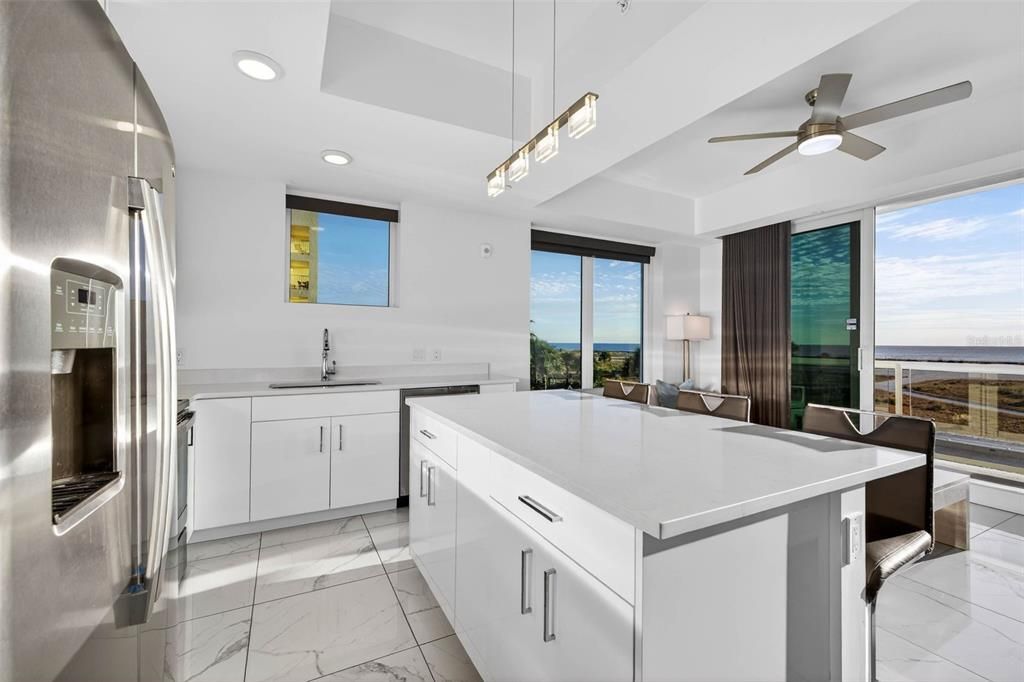 На продажу: $1,049,000 (2 спален, 2 ванн, 905 Квадратных фут)