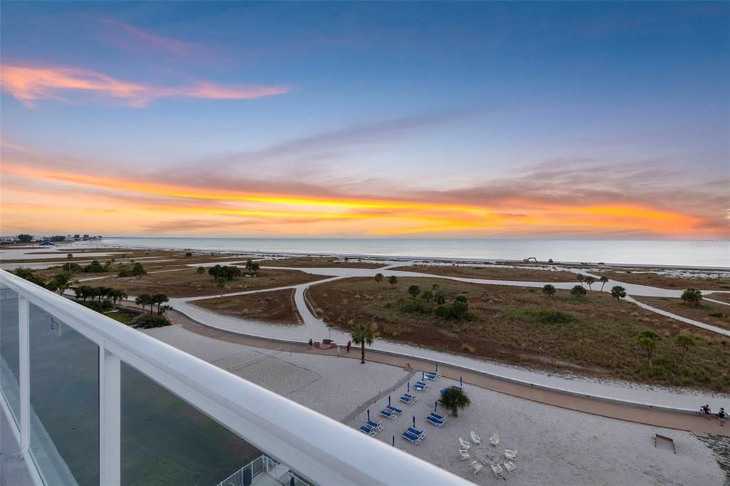 На продажу: $1,049,000 (2 спален, 2 ванн, 905 Квадратных фут)