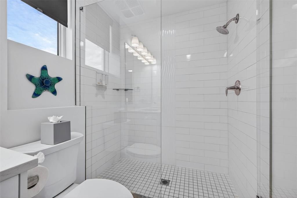 На продажу: $1,049,000 (2 спален, 2 ванн, 905 Квадратных фут)