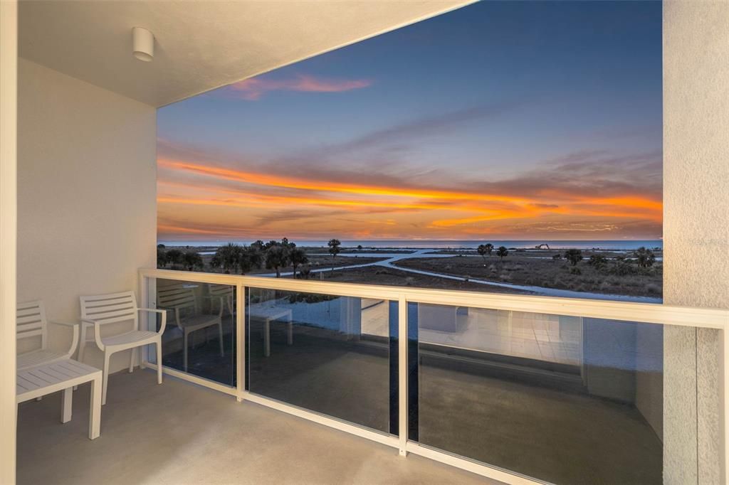 На продажу: $1,049,000 (2 спален, 2 ванн, 905 Квадратных фут)