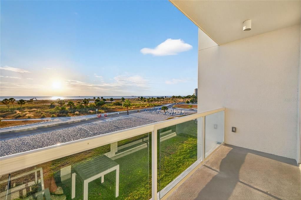 На продажу: $1,049,000 (2 спален, 2 ванн, 905 Квадратных фут)