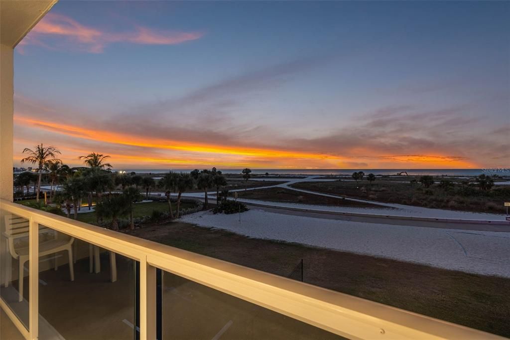 На продажу: $1,049,000 (2 спален, 2 ванн, 905 Квадратных фут)