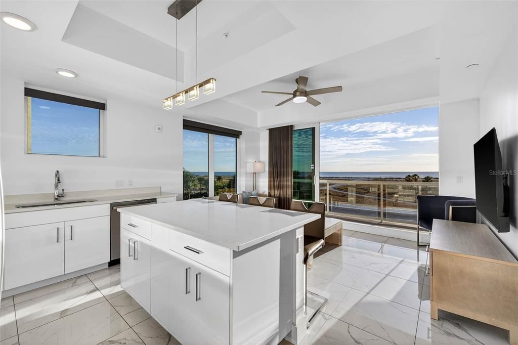 На продажу: $1,049,000 (2 спален, 2 ванн, 905 Квадратных фут)