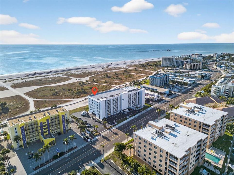 На продажу: $1,049,000 (2 спален, 2 ванн, 905 Квадратных фут)