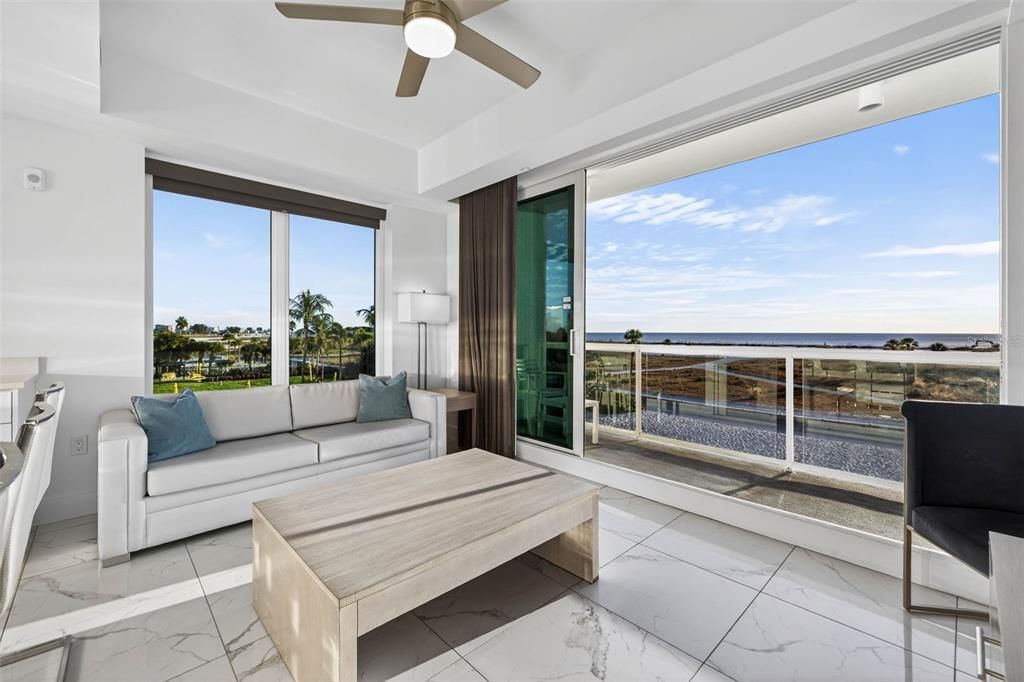 На продажу: $1,049,000 (2 спален, 2 ванн, 905 Квадратных фут)