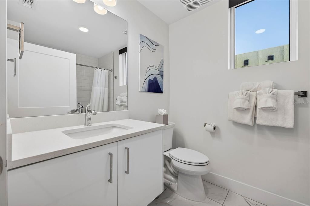 На продажу: $1,049,000 (2 спален, 2 ванн, 905 Квадратных фут)