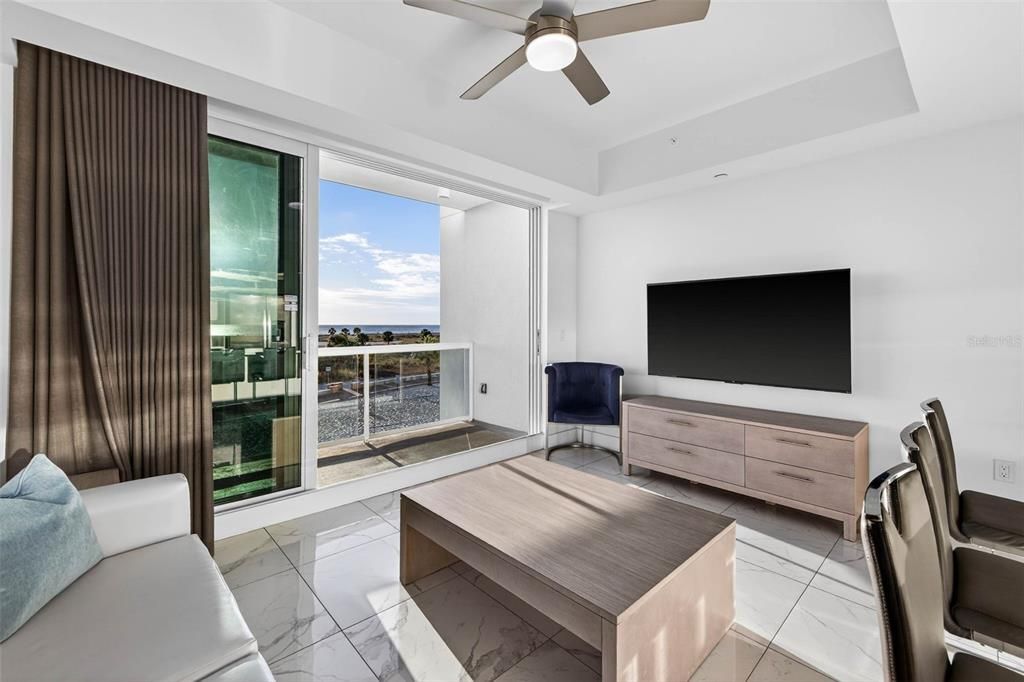 На продажу: $1,049,000 (2 спален, 2 ванн, 905 Квадратных фут)