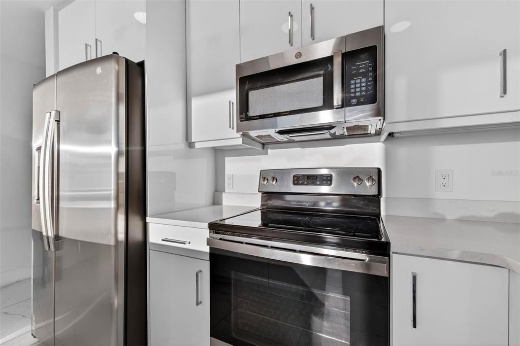 На продажу: $1,049,000 (2 спален, 2 ванн, 905 Квадратных фут)