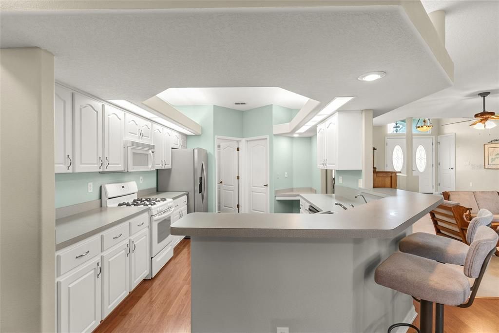 На продажу: $399,900 (3 спален, 2 ванн, 1951 Квадратных фут)