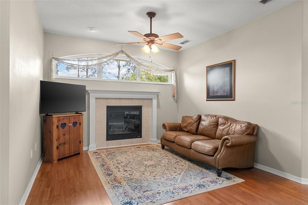 На продажу: $399,900 (3 спален, 2 ванн, 1951 Квадратных фут)