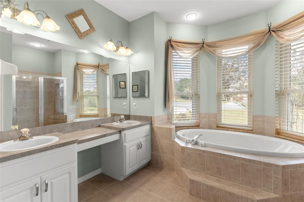 На продажу: $399,900 (3 спален, 2 ванн, 1951 Квадратных фут)