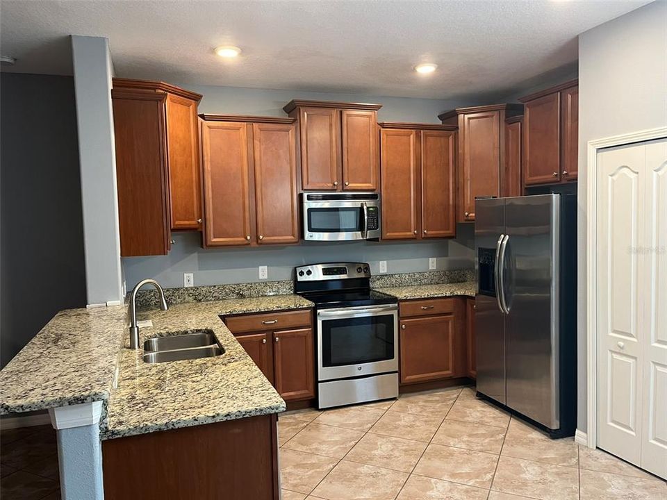 For Rent: $2,100 (3 beds, 2 baths, 1670 Square Feet)