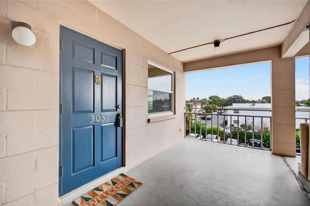 For Sale: $95,000 (1 beds, 1 baths, 716 Square Feet)