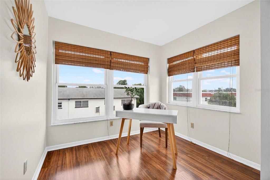 For Sale: $95,000 (1 beds, 1 baths, 716 Square Feet)