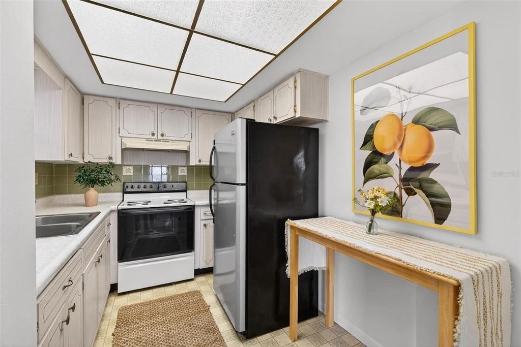 For Sale: $95,000 (1 beds, 1 baths, 716 Square Feet)