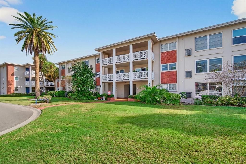 For Sale: $95,000 (1 beds, 1 baths, 716 Square Feet)