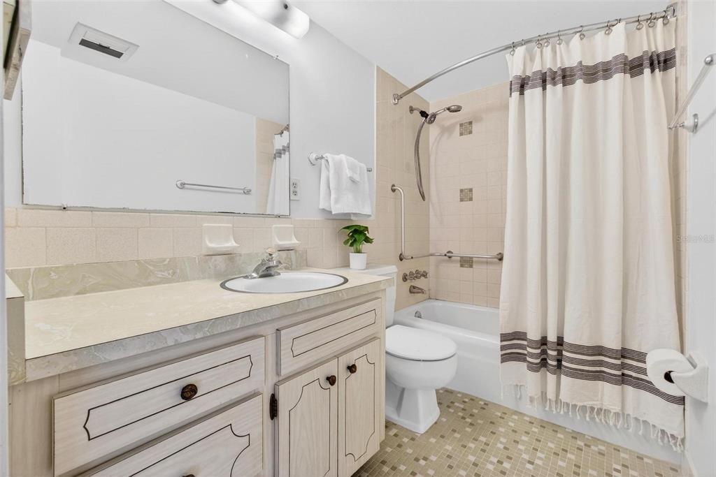 For Sale: $95,000 (1 beds, 1 baths, 716 Square Feet)