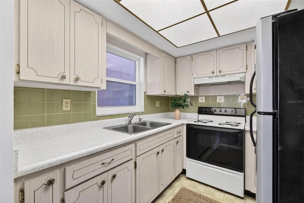 For Sale: $95,000 (1 beds, 1 baths, 716 Square Feet)