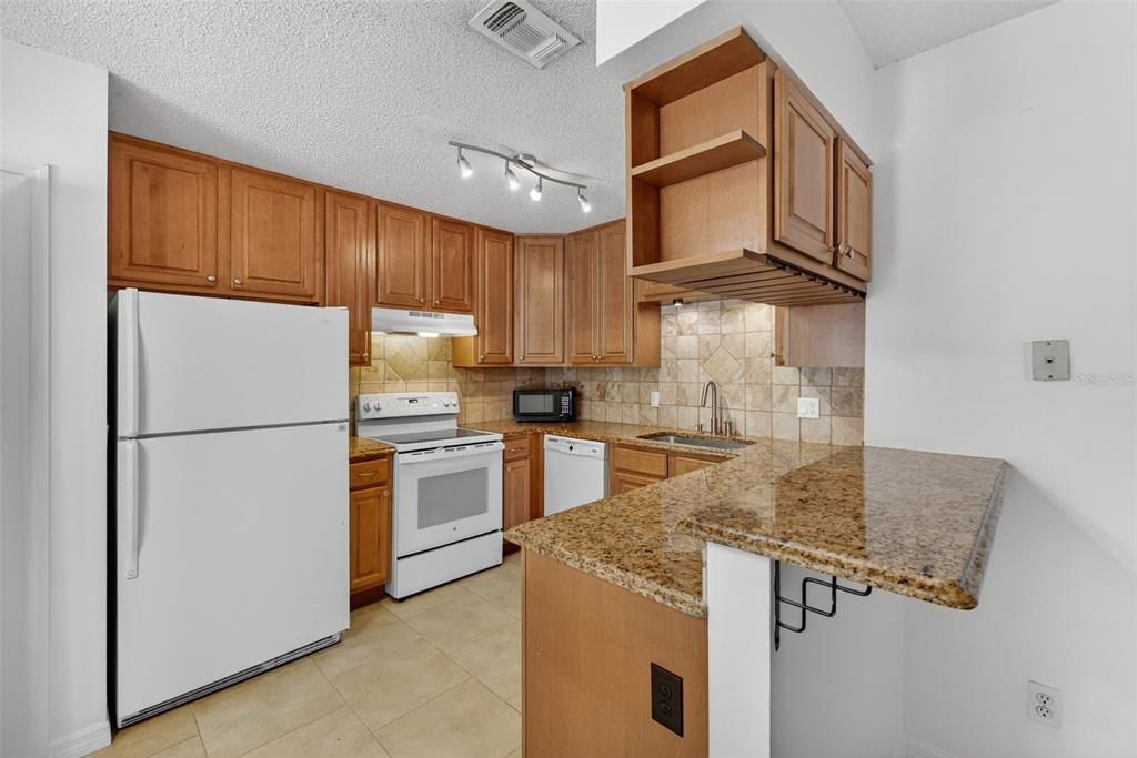 待售: $229,900 (2 贝兹, 2 浴室, 956 平方英尺)