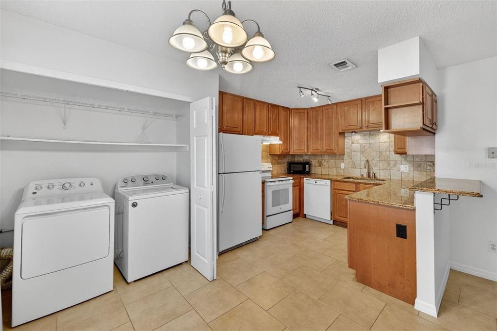 待售: $229,900 (2 贝兹, 2 浴室, 956 平方英尺)