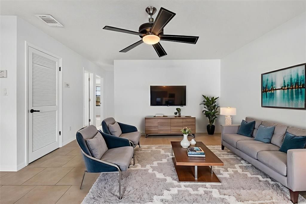 待售: $229,900 (2 贝兹, 2 浴室, 956 平方英尺)