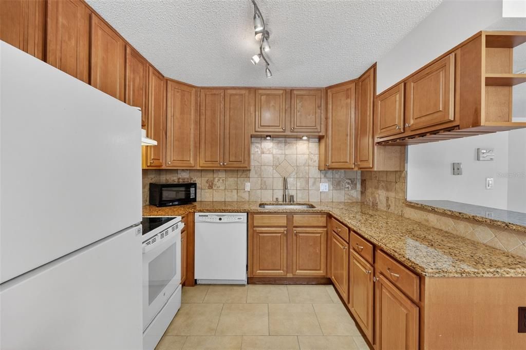 待售: $229,900 (2 贝兹, 2 浴室, 956 平方英尺)