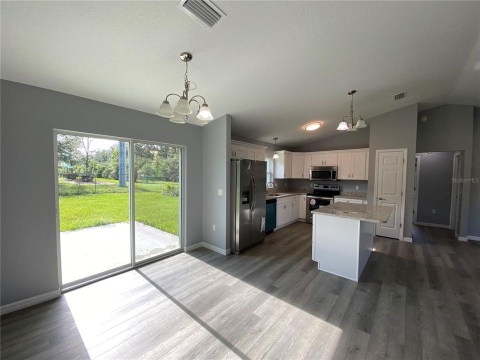 For Rent: $1,650 (3 beds, 2 baths, 1372 Square Feet)