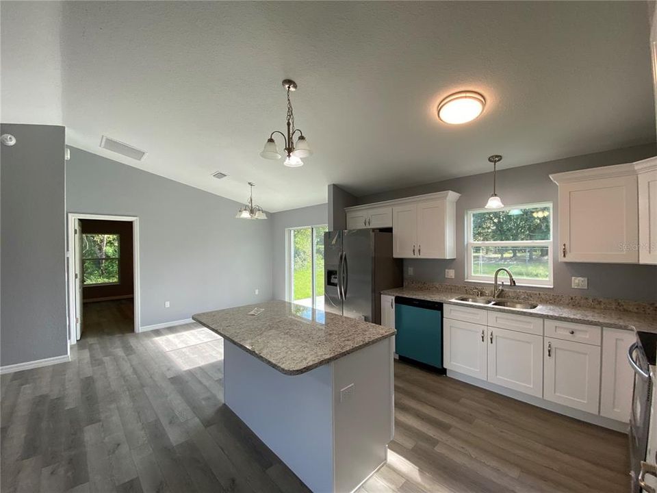 For Rent: $1,650 (3 beds, 2 baths, 1372 Square Feet)