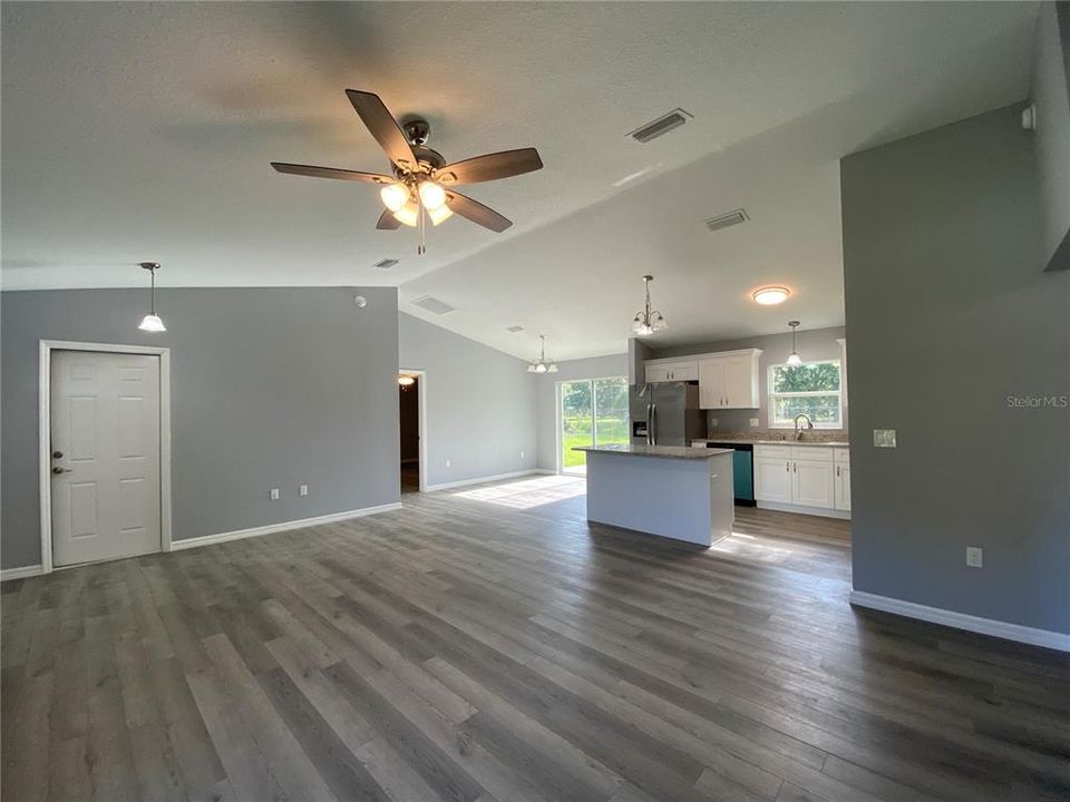 For Rent: $1,650 (3 beds, 2 baths, 1372 Square Feet)