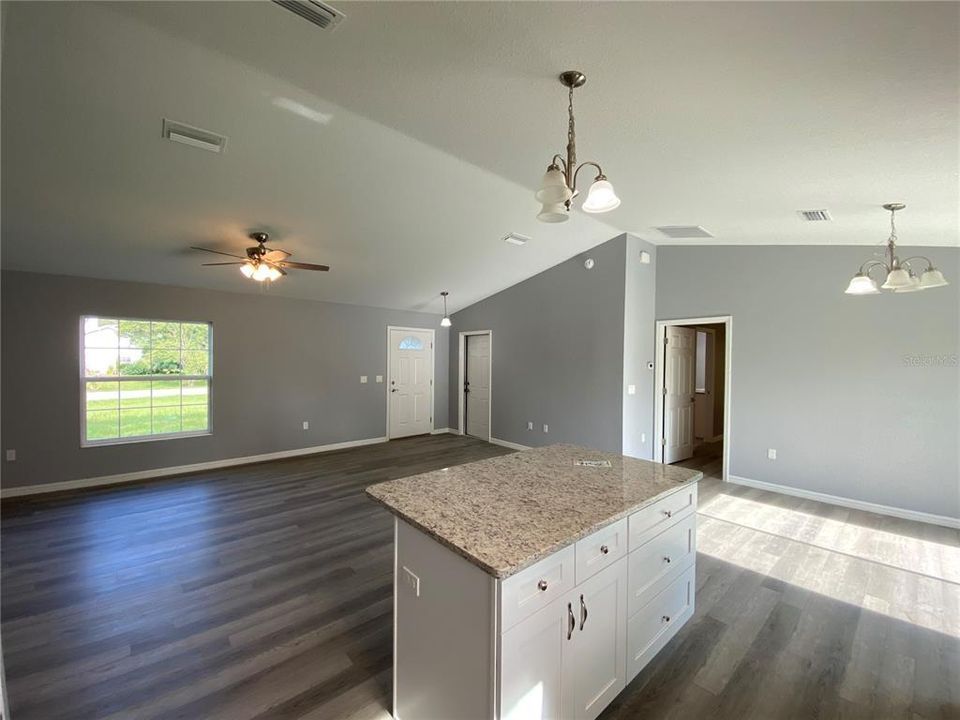 For Rent: $1,650 (3 beds, 2 baths, 1372 Square Feet)