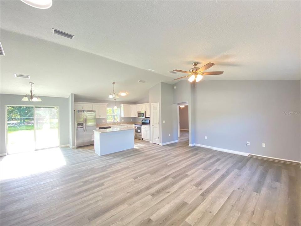For Rent: $1,650 (3 beds, 2 baths, 1372 Square Feet)