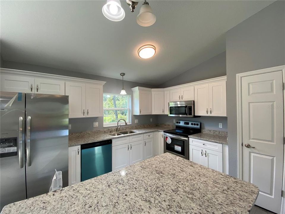 For Rent: $1,650 (3 beds, 2 baths, 1372 Square Feet)