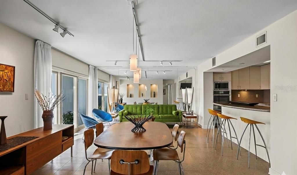 待售: $495,000 (1 贝兹, 1 浴室, 1104 平方英尺)