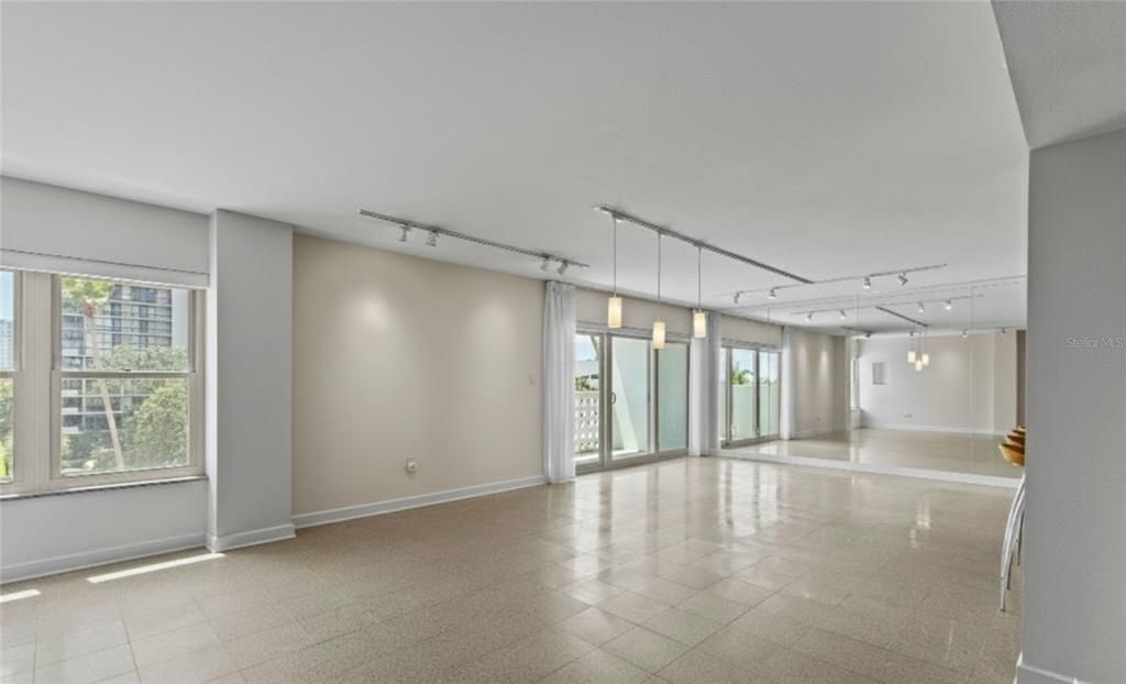 待售: $495,000 (1 贝兹, 1 浴室, 1104 平方英尺)