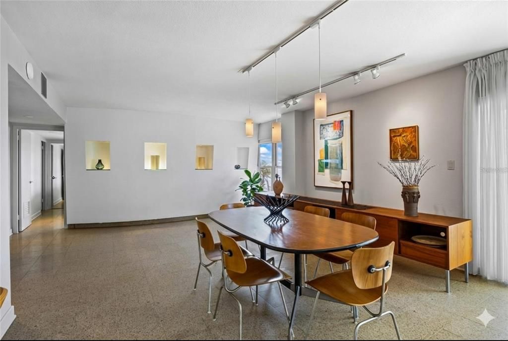 待售: $495,000 (1 贝兹, 1 浴室, 1104 平方英尺)