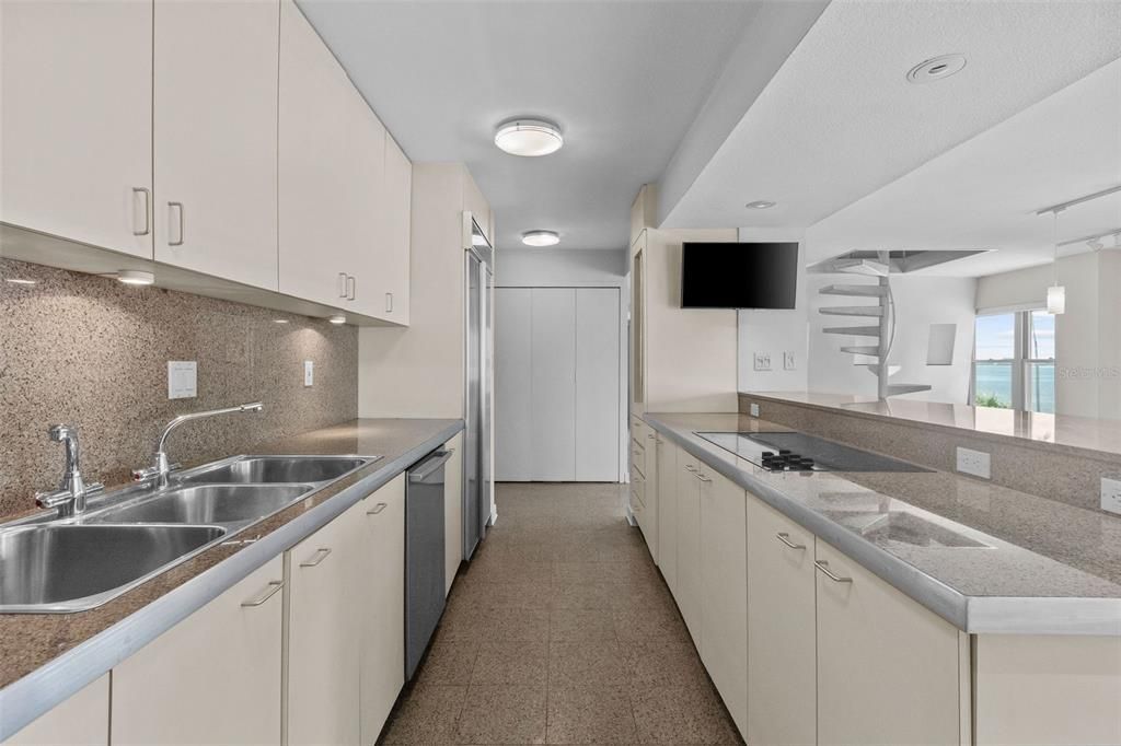 待售: $495,000 (1 贝兹, 1 浴室, 1104 平方英尺)