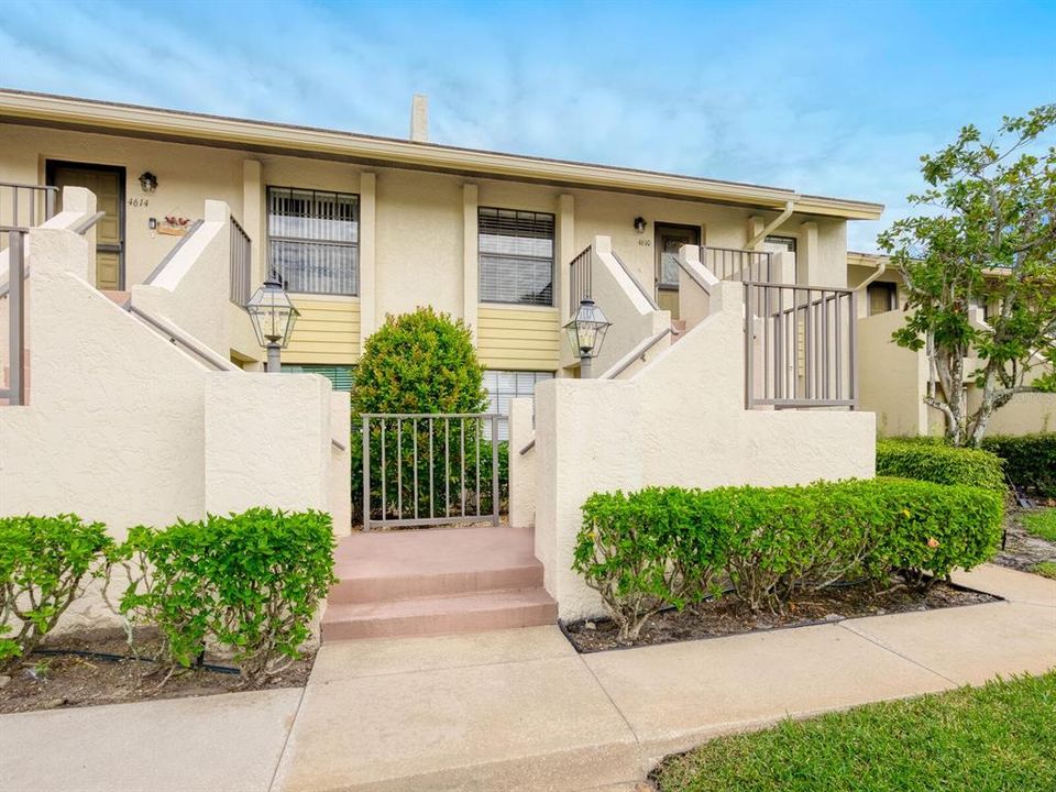 For Sale: $274,000 (2 beds, 2 baths, 1060 Square Feet)