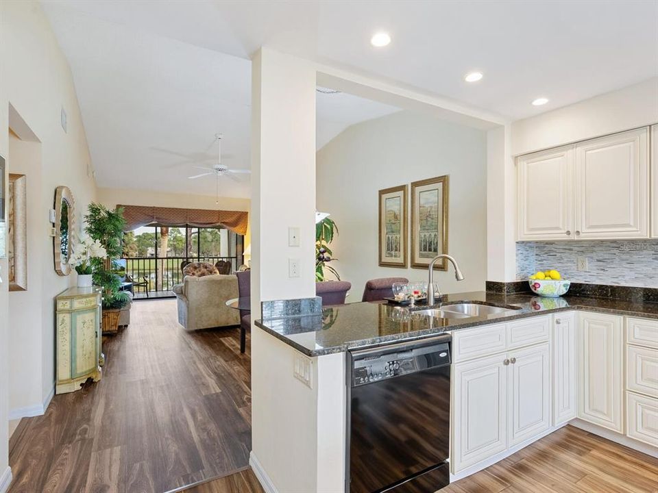 For Sale: $274,000 (2 beds, 2 baths, 1060 Square Feet)