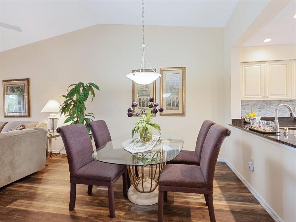 For Sale: $274,000 (2 beds, 2 baths, 1060 Square Feet)