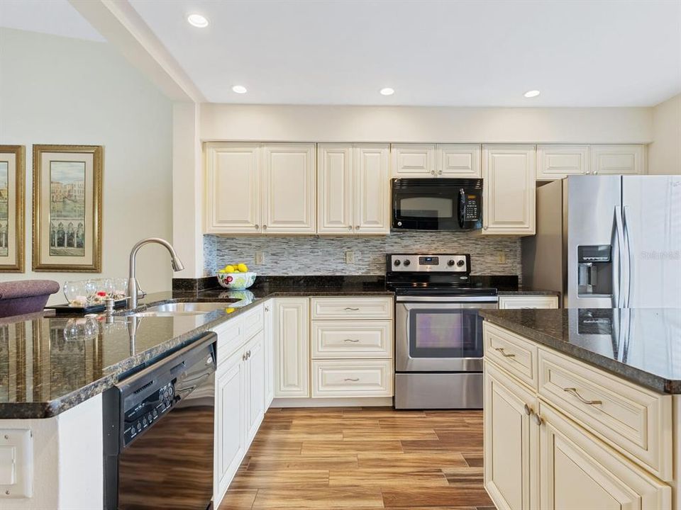 For Sale: $274,000 (2 beds, 2 baths, 1060 Square Feet)