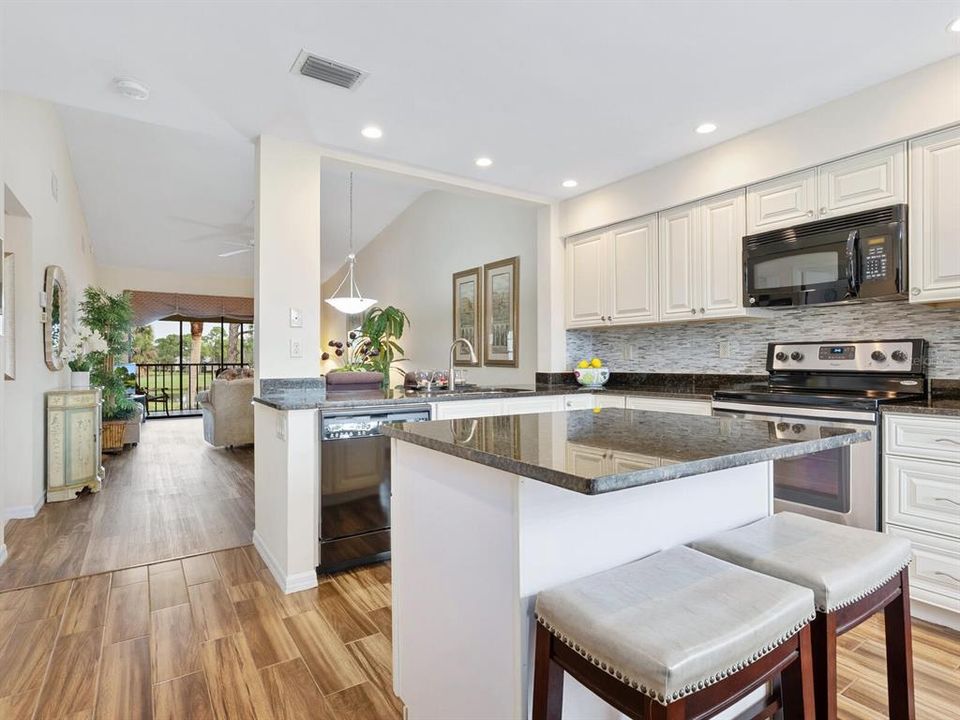 For Sale: $274,000 (2 beds, 2 baths, 1060 Square Feet)