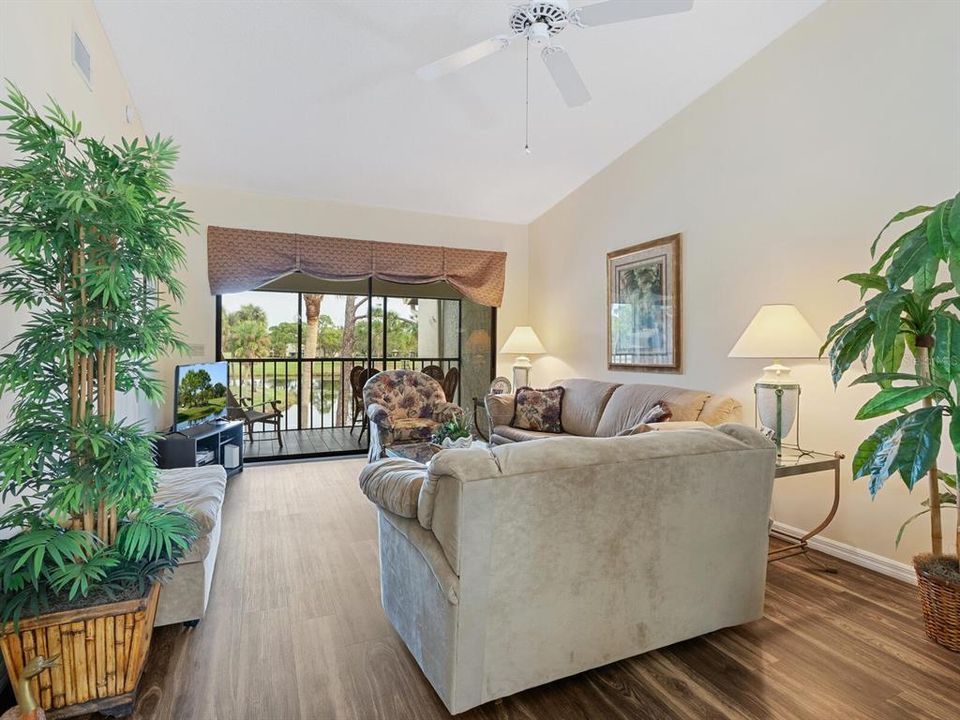 For Sale: $274,000 (2 beds, 2 baths, 1060 Square Feet)