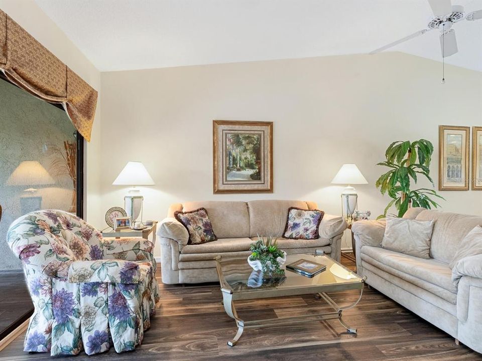 For Sale: $274,000 (2 beds, 2 baths, 1060 Square Feet)