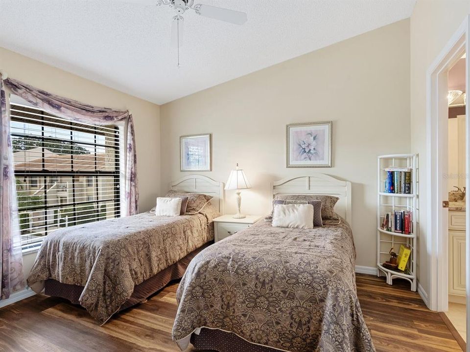 For Sale: $274,000 (2 beds, 2 baths, 1060 Square Feet)