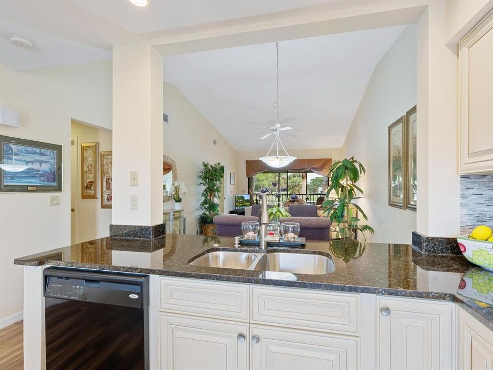 For Sale: $274,000 (2 beds, 2 baths, 1060 Square Feet)