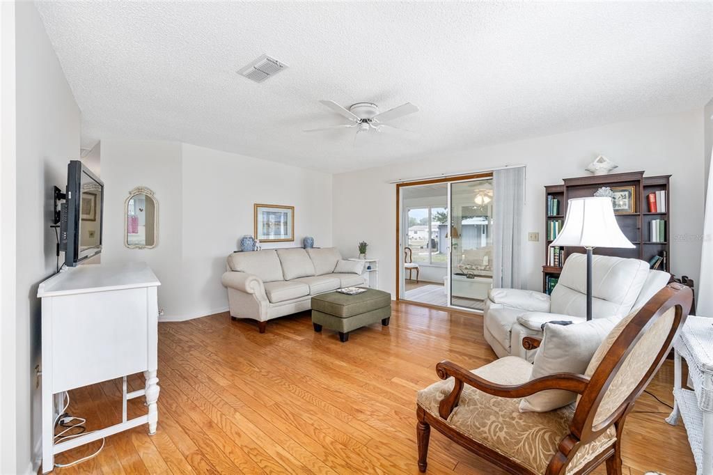 На продажу: $155,000 (2 спален, 2 ванн, 1008 Квадратных фут)