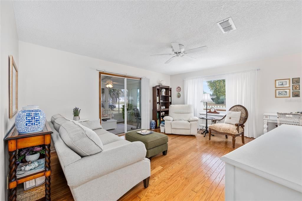 На продажу: $155,000 (2 спален, 2 ванн, 1008 Квадратных фут)